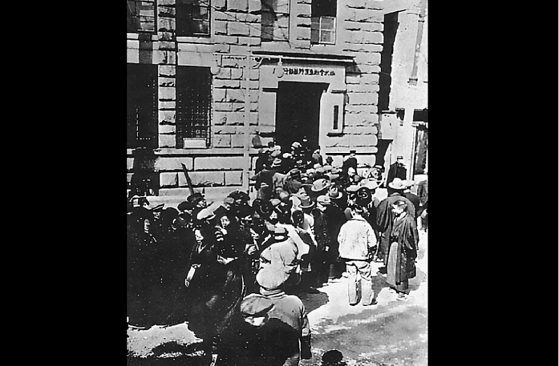 昭和金融恐慌期間的銀行擠兌。（維基百科）