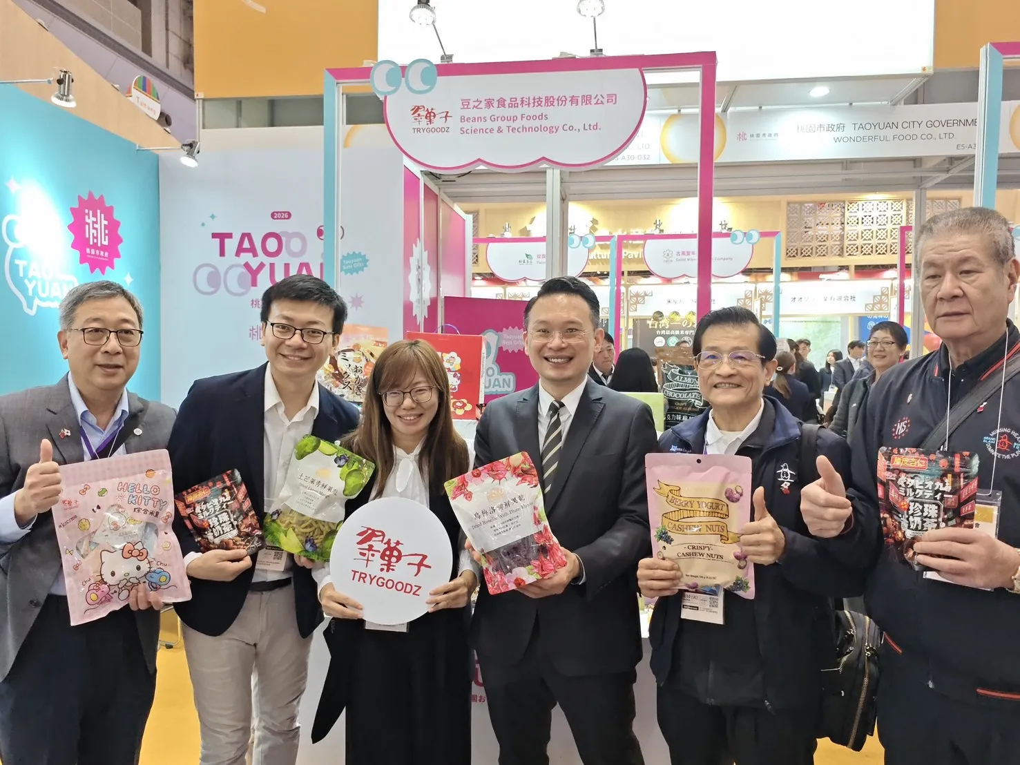 蘇俊賓與食品業者合影，共同宣傳桃園好物。（圖／桃園市政府提供）
