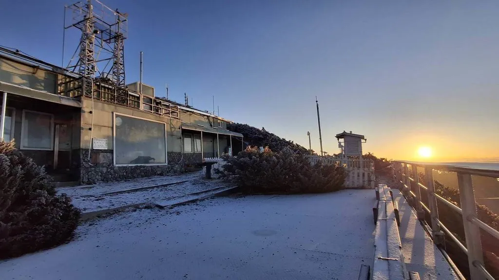 中央氣象署表示，玉山氣象站11日凌晨有短暫降雪，今早已停，有積雪結冰霜淞現象。（取自中央社）