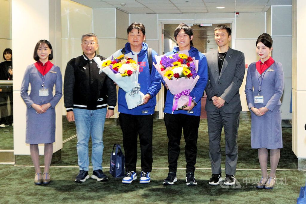 中華隊11日凌晨搭機抵台，中職會長蔡其昌（左2）一同返台，運動部長李洋（右2）也前往接機，總教練曾豪駒（左3）及球員陳冠宇（右3）代表接受華航地勤獻花。（取自中央社）
