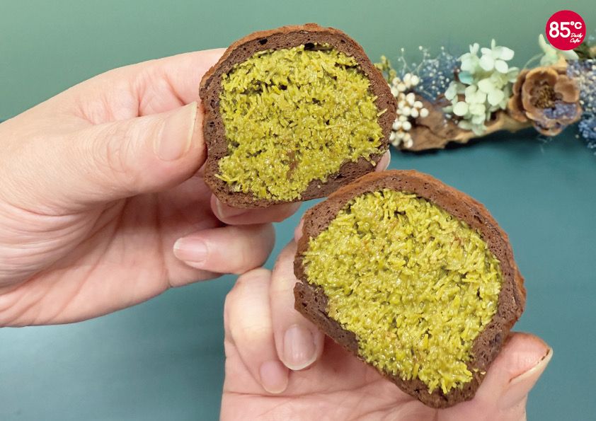 85℃杜拜巧克力Q餅，內餡是中東傳統酥皮，混合濃郁開心果醬，咬下有「軟Q與酥脆」的雙重口感。(圖/85℃提供）