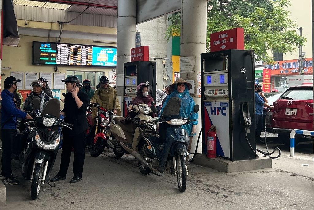 越南河內一處加油站湧入大量摩托車排隊搶加油。（美聯社）