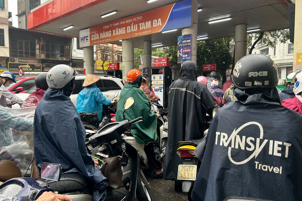 越南河內一處加油站湧入大量摩托車排隊搶加油。（美聯社）