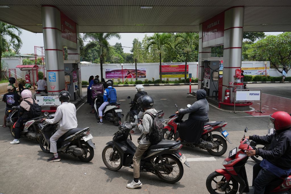 印尼雅加達一處加油站湧入大量摩托車排隊搶加油。（美聯社）