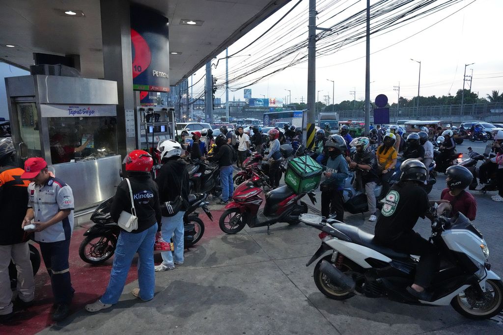 大批摩托車湧入菲律賓奎松市一處加油站，希望搶在出缺前提前加滿備存。（美聯社）