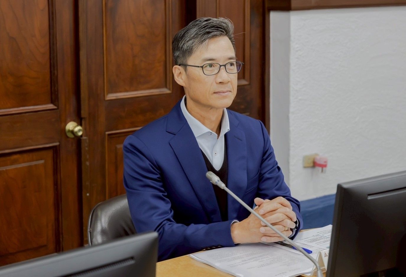 副市長林琨瀚首次出席市務會務，仔細聆聽各局處首長業務報告。（圖／新竹市政府提供）