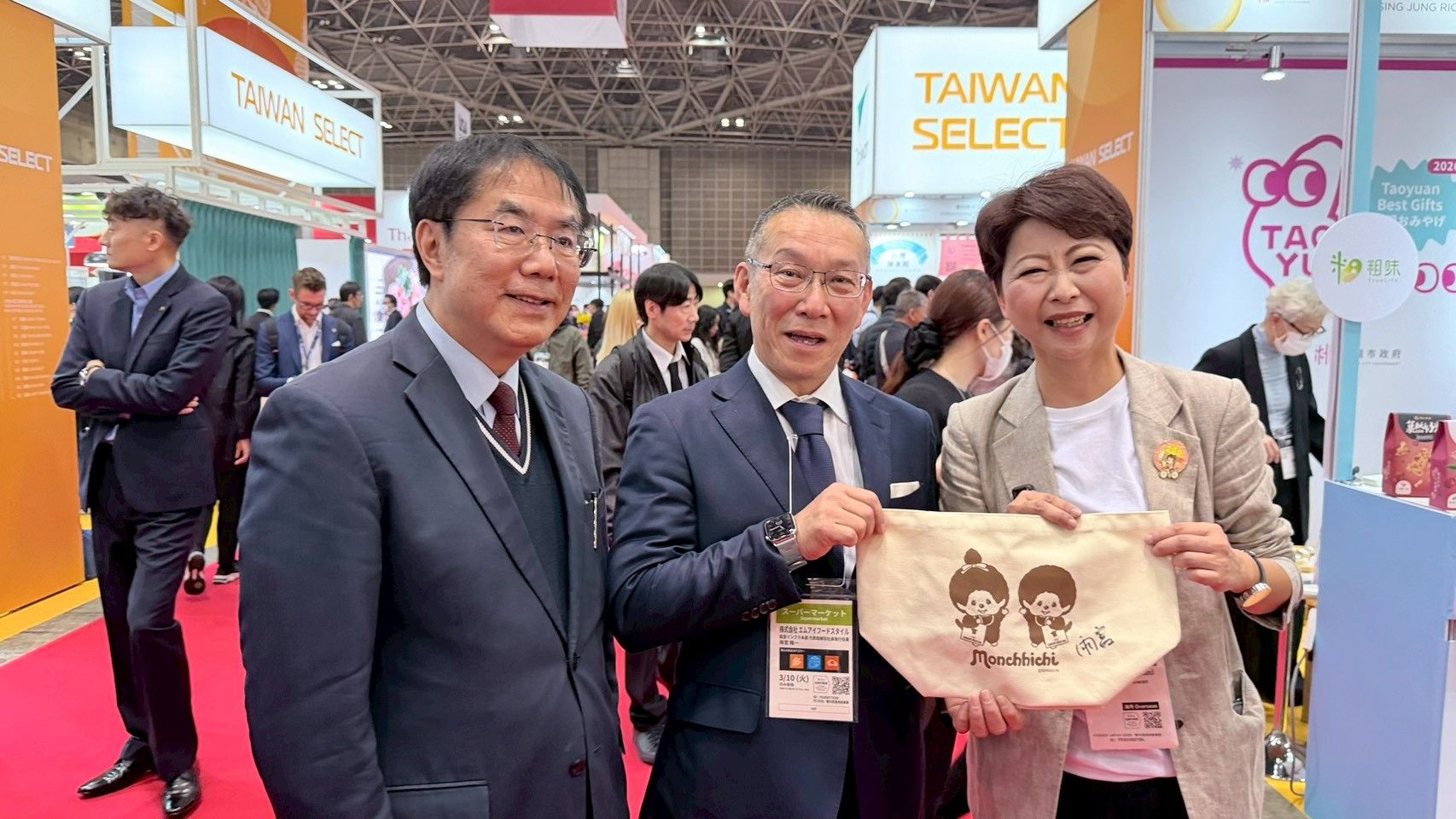 MI Foodstyle 雨宮隆一董事長(中)支持台南芒果。（照片/台南市政府提供）