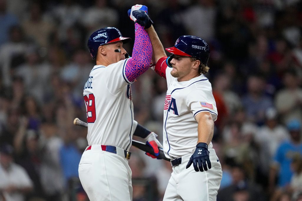 效力洋基、代表美國出戰經典賽的重砲手Aaron Judge與隊友擊掌。（美聯社）
