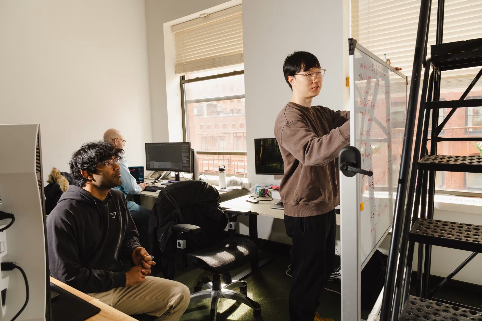 工程師Yoon Duk Kim正在Aaru辦公室與同事凱沙夫・巴布（Keshav Babu）交流創意。（圖片來源：華爾街日報）