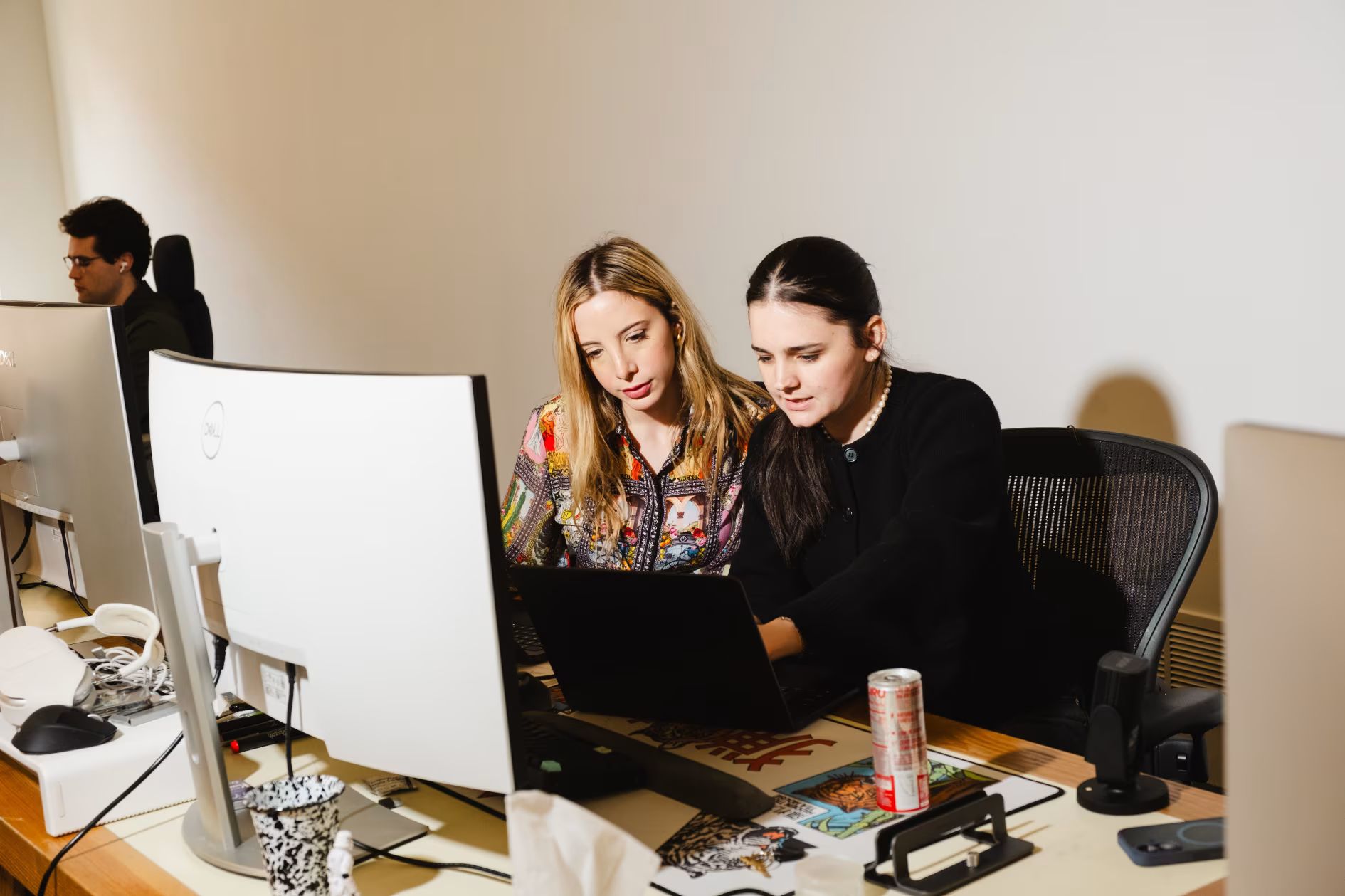 Aaru幕僚長薩拉・甘茨（Sara Ganz）與同事伊莎貝爾・米尼奧內（Isabel Mignone）協同工作。（圖片來源：華爾街日報）