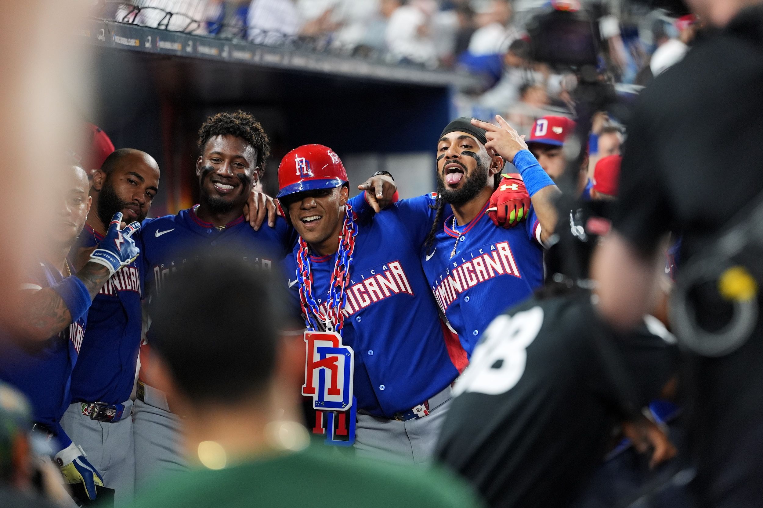 2026年3月11日、マイアミで行われたワールド・ベースボール・クラシックで、ドミニカ共和国のソト（中央）がベネズエラ戦の初回に2ラン本塁打を放った。（AP）