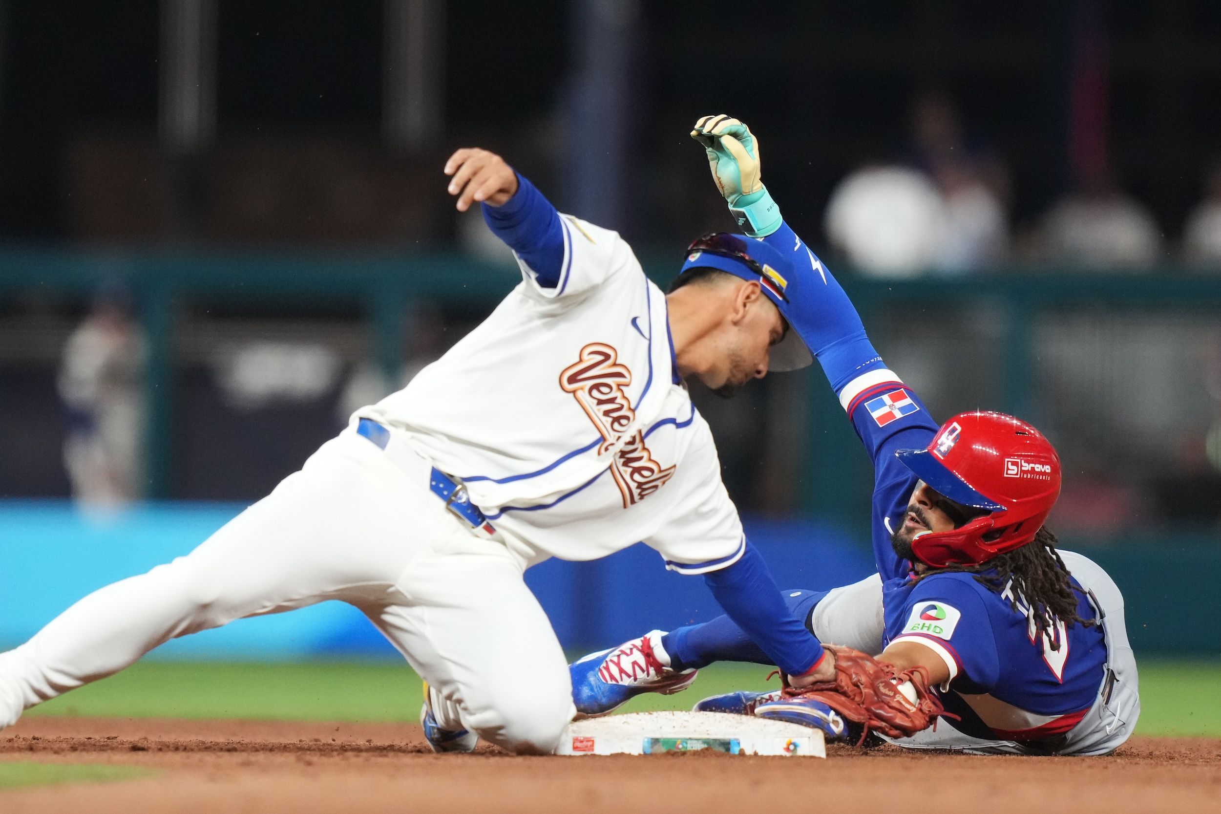 2026年3月11日、マイアミで行われたワールド・ベースボール・クラシックで、ベネズエラの遊撃手アンドレス・ヒメネスが9回、二盗を試みたタティスをアウトにした。（AP）