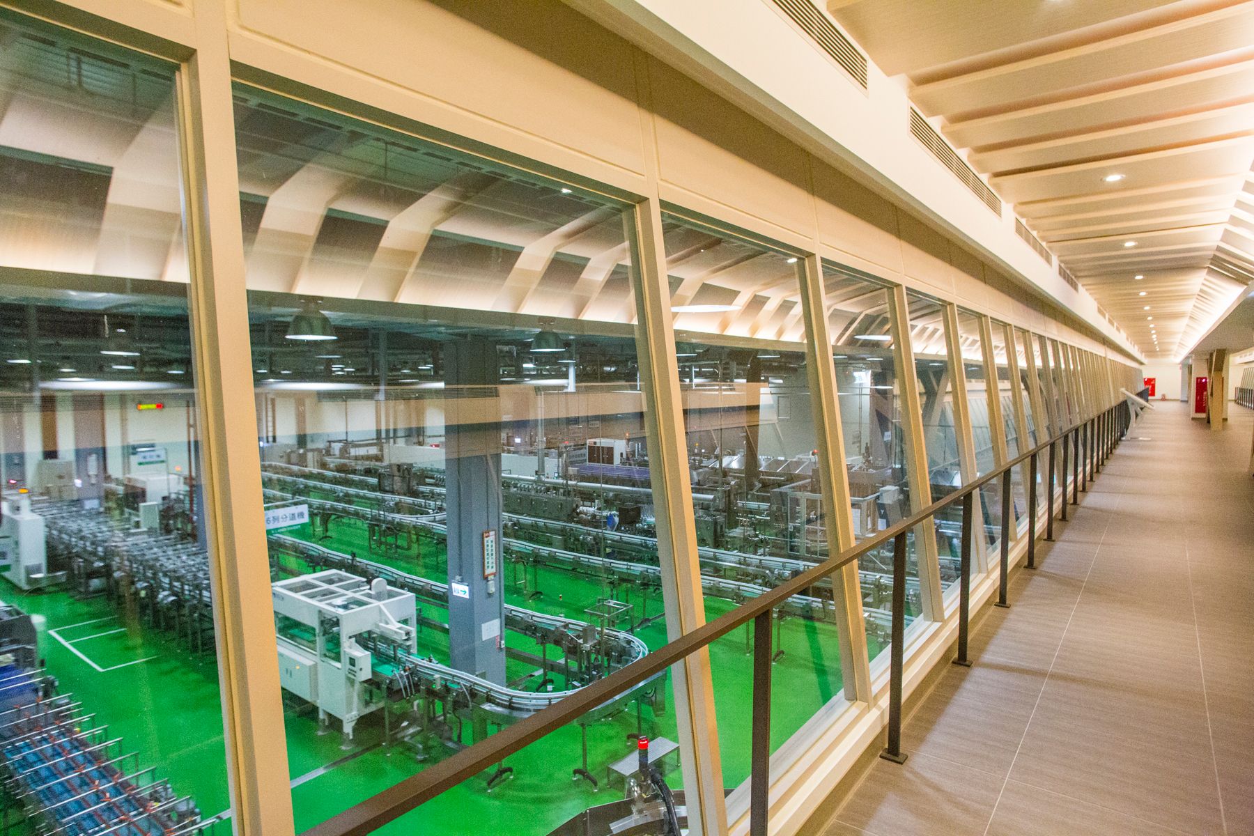 黑松不斷升級生產線，落實節能減碳，成為全台第一間取得「綠色工廠標章」飲料企業。