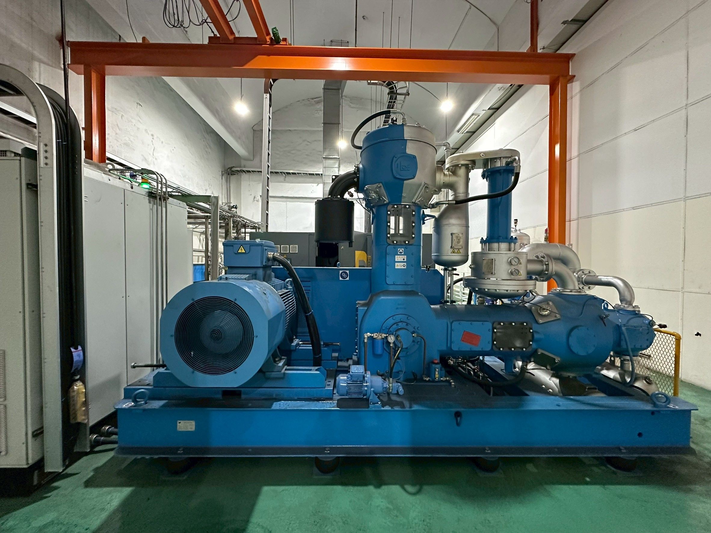 黑松購置全新高壓空壓機，預期降低空氣需氣量約58_，年減碳量約68.4公噸CO₂e，強化減碳成果。