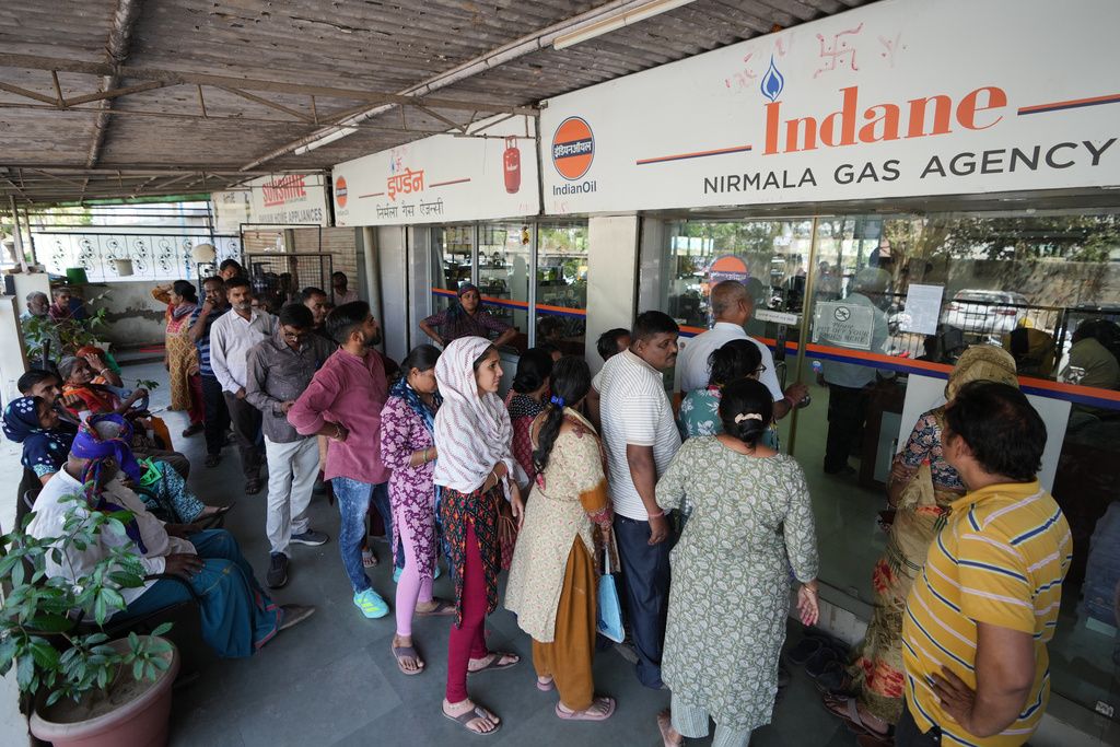 大批印度民眾排隊搶購天然氣。（美聯社）