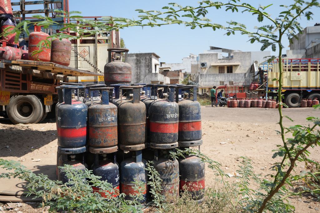 大批印度民眾排隊搶購天然氣。（美聯社）