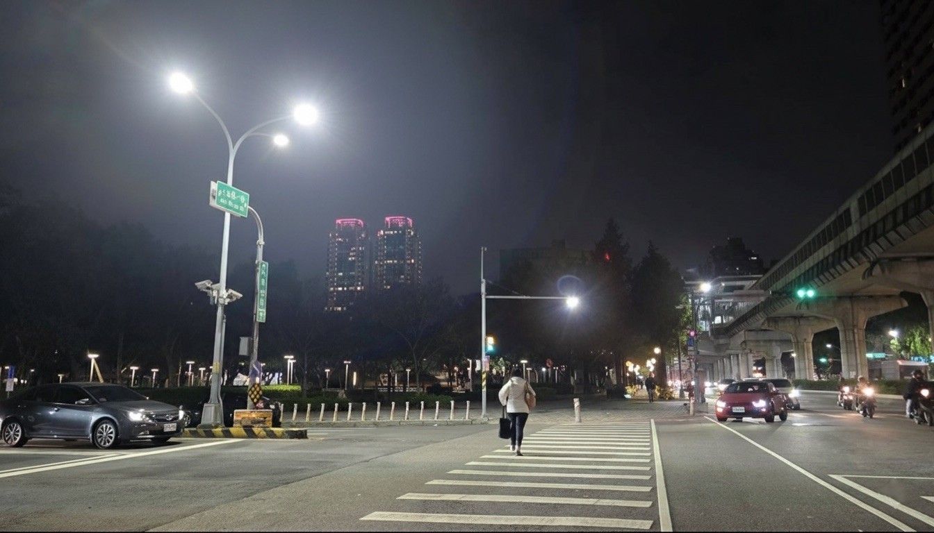 市府建設局推動「路燈光亮計畫」，將舊式高耗能鈉光燈全面汰換為led節能燈具。(圖/台中市政府提供)