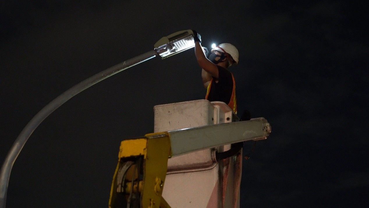 新式led燈具有效改善傳統鈉光燈昏暗、顯色不佳等問題，提升夜間行車與行人安全。(圖/台中市政府提供)