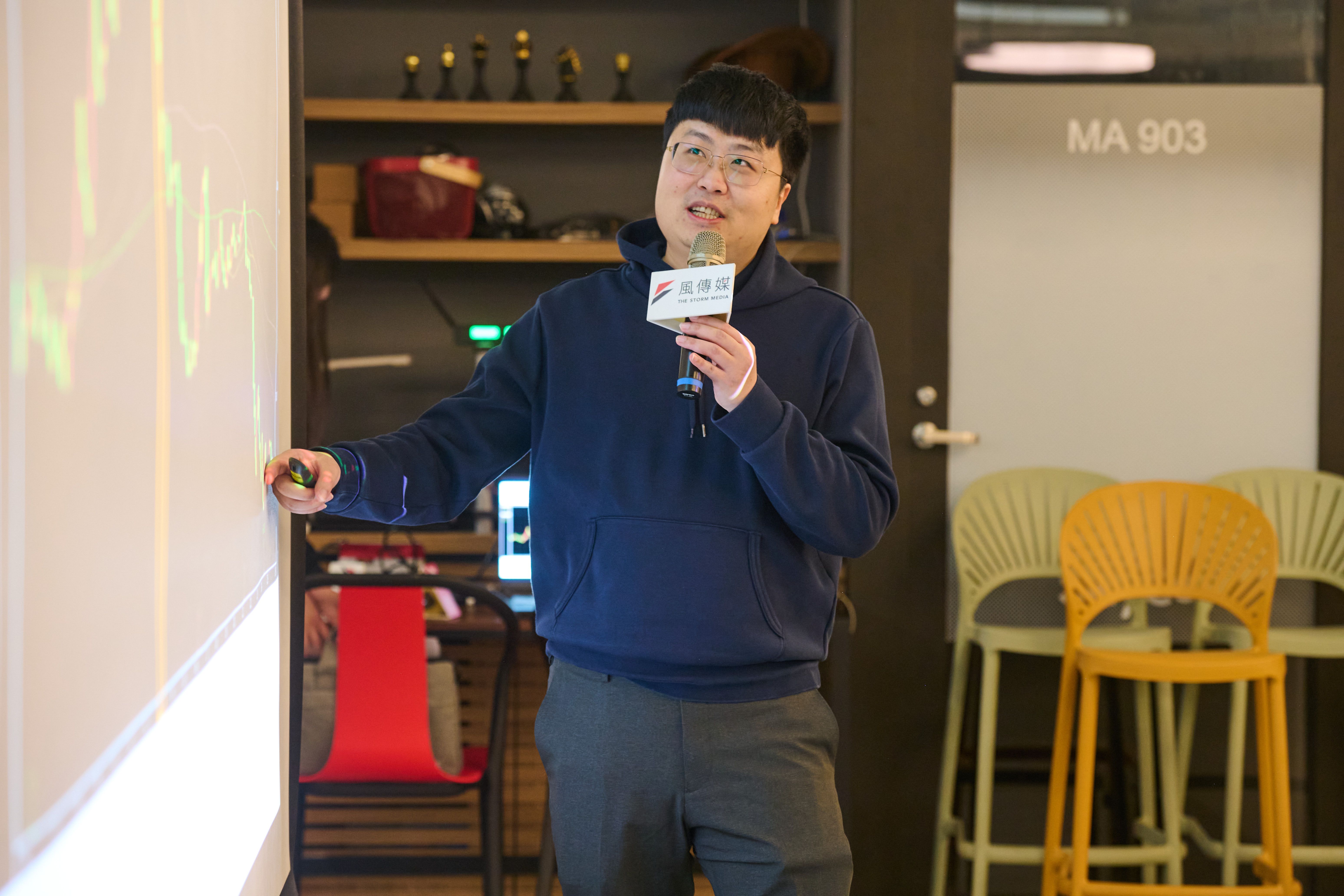 面對 2026 年降息循環，劉大強調應善用 CME FedWatch 工具動態觀察政策風向，避免盲目追高。他警示市場已進入資金推升的「邪惡第五波」，當 NVIDIA 等大型權值股動能趨緩、資金轉向中小型股加速輪動時，投資人須高度戒備末端行情的反轉風險。（風傳媒攝）