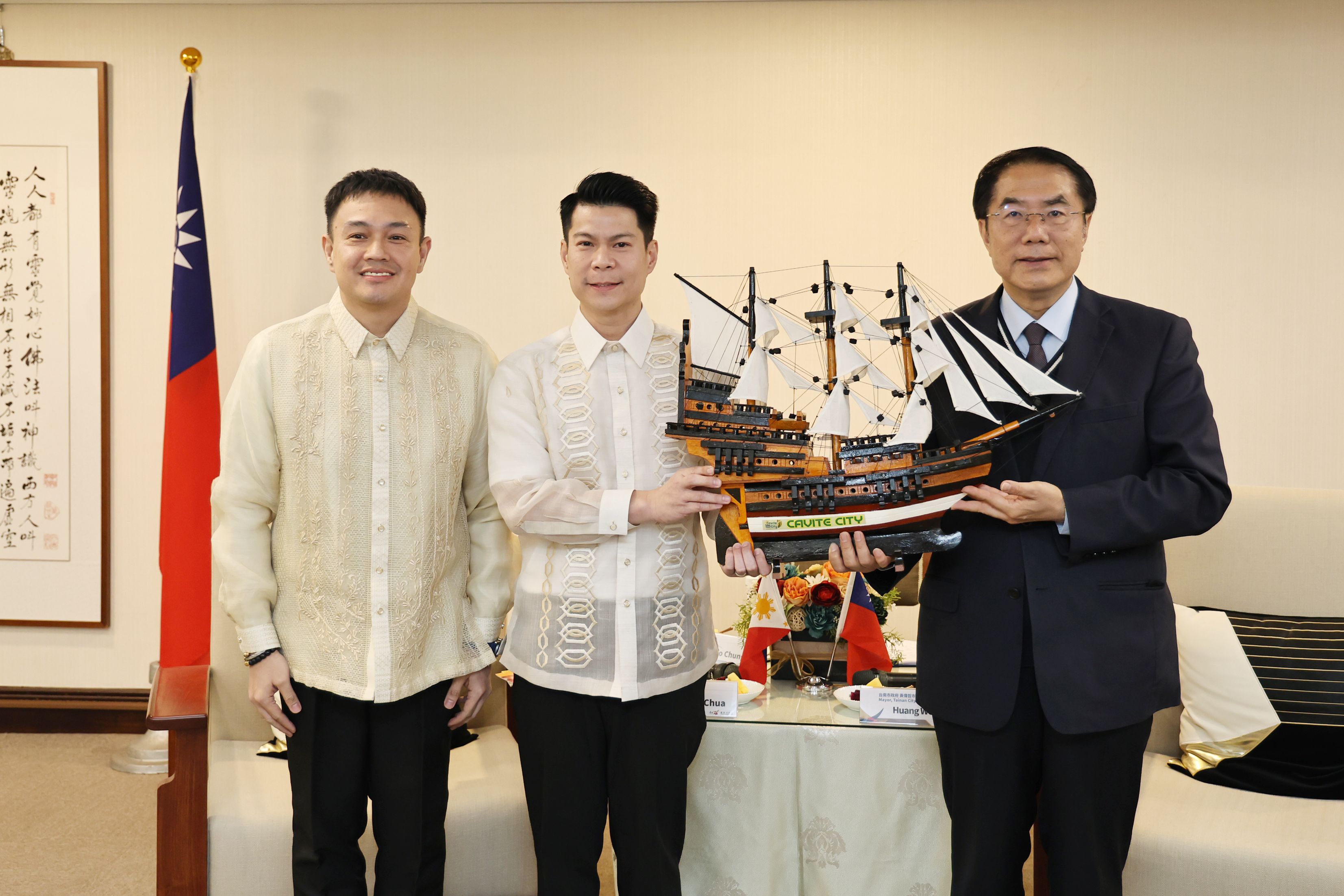 加美地市Denver Chua市長(中)致贈古船模型象徵兩市友誼勇往直前(左為加美地市副市長Benzen Raleigh Rusit)。（台南市政府提供）