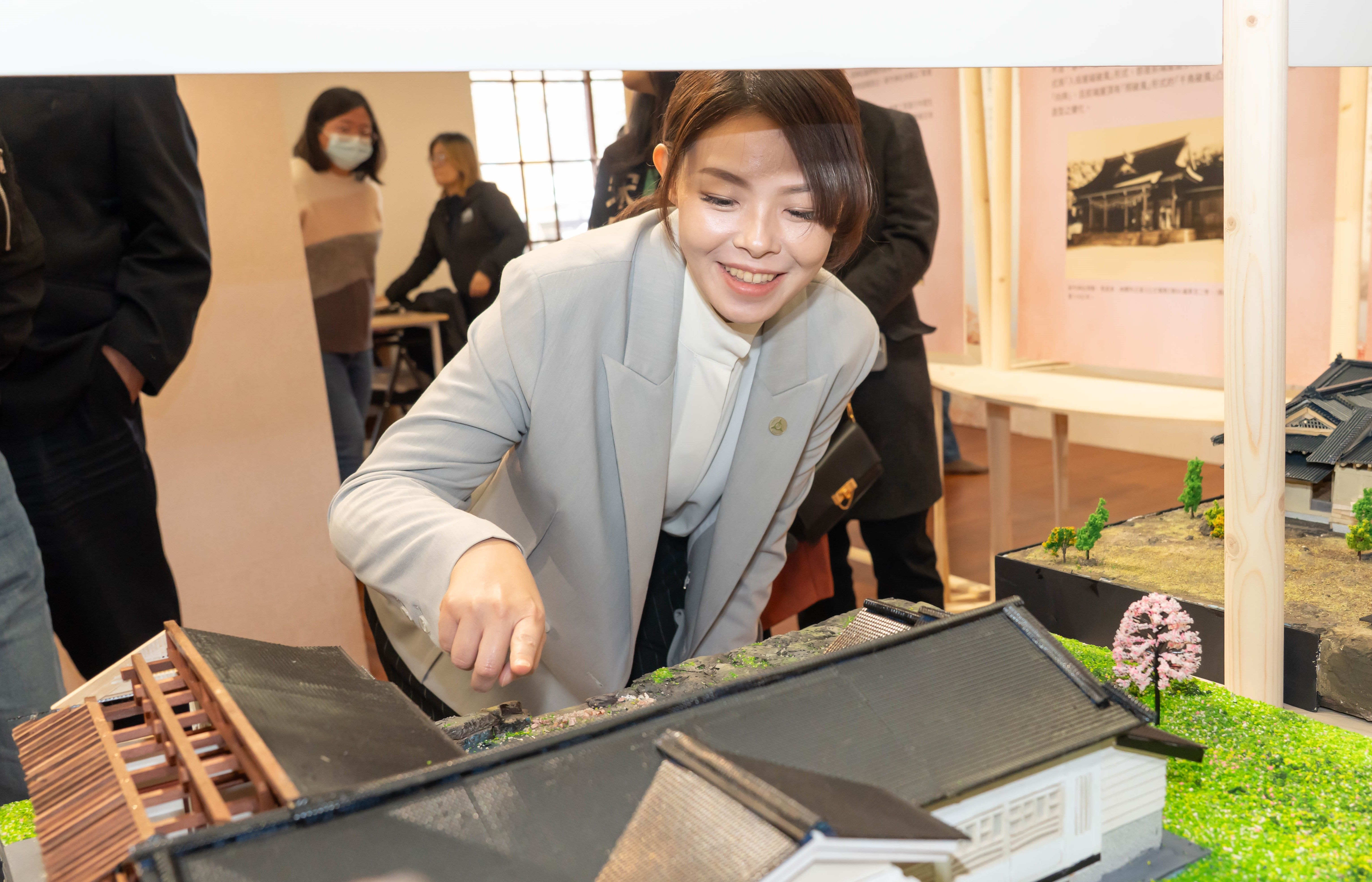 市長高虹安參觀「新竹神社—時光風景與修復之路」展。（圖／新竹市政府提供）
