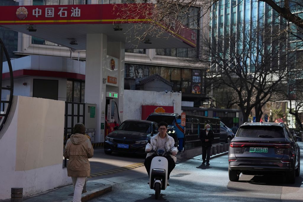 中國北京市區一處加油站。（美聯社）