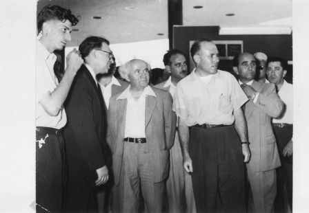 以色列國父本古里昂（左三）與核子計畫之父柏格曼（左二），是催生以國核武的重要推手。(以色列魏茲曼科學院官網)