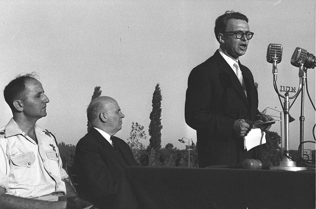 以色列原子能委員會首任主席柏格曼（右），他被視為以色列核子之父。(維基百科)