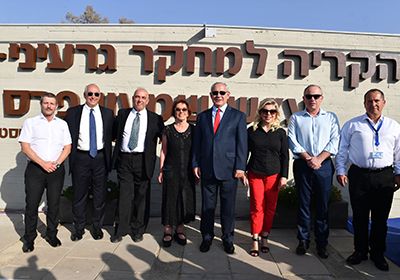 以色列總理納坦雅胡（右四）2018年出席迪莫納核子設施更名為「培瑞茲內蓋夫核子研究中心」的儀式。（以色列政府官網）