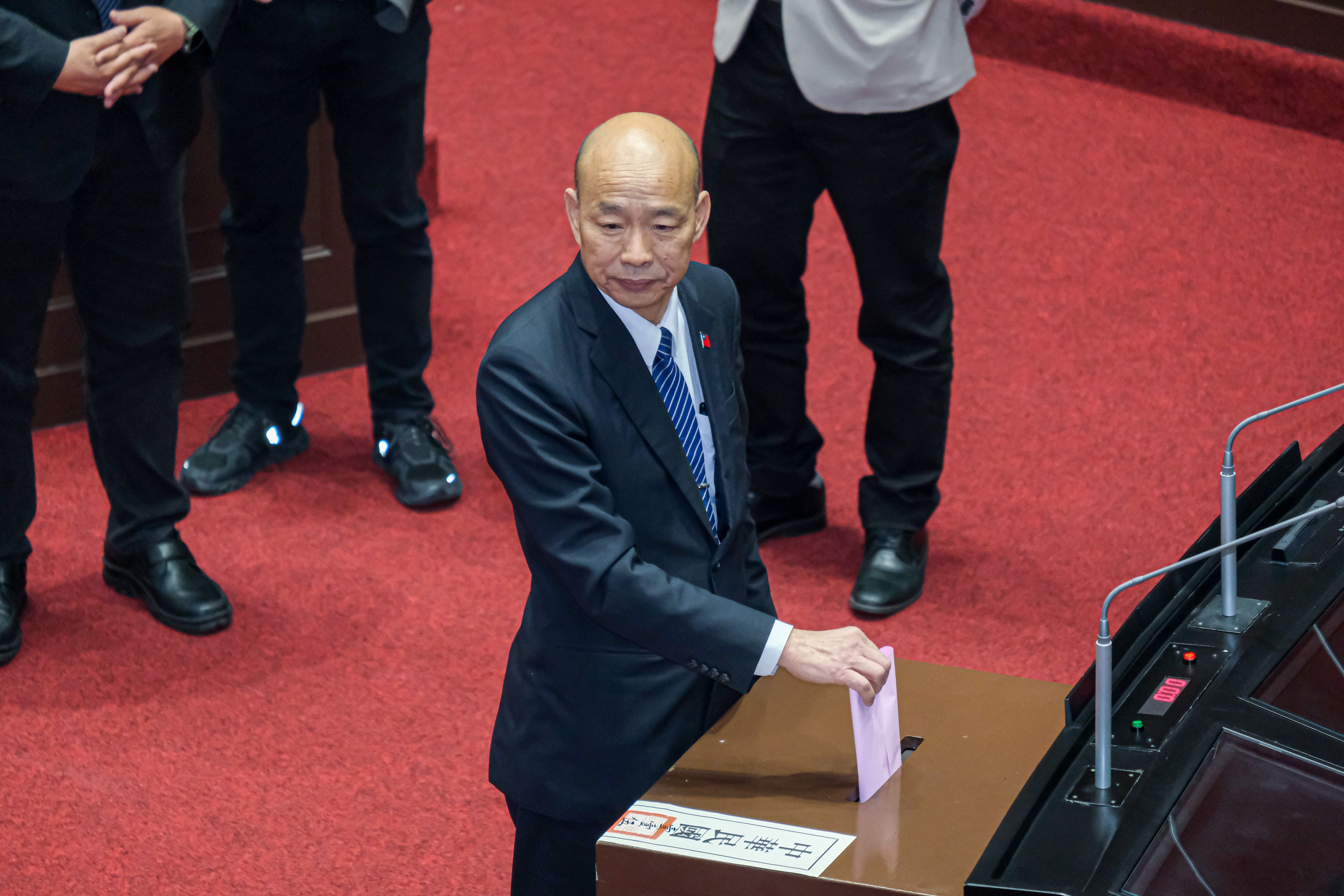 20260313-立法院會於13日進行中選會人事同意權案記名投票表決，圖為立法院長韓國瑜投票情形。（劉偉宏攝）