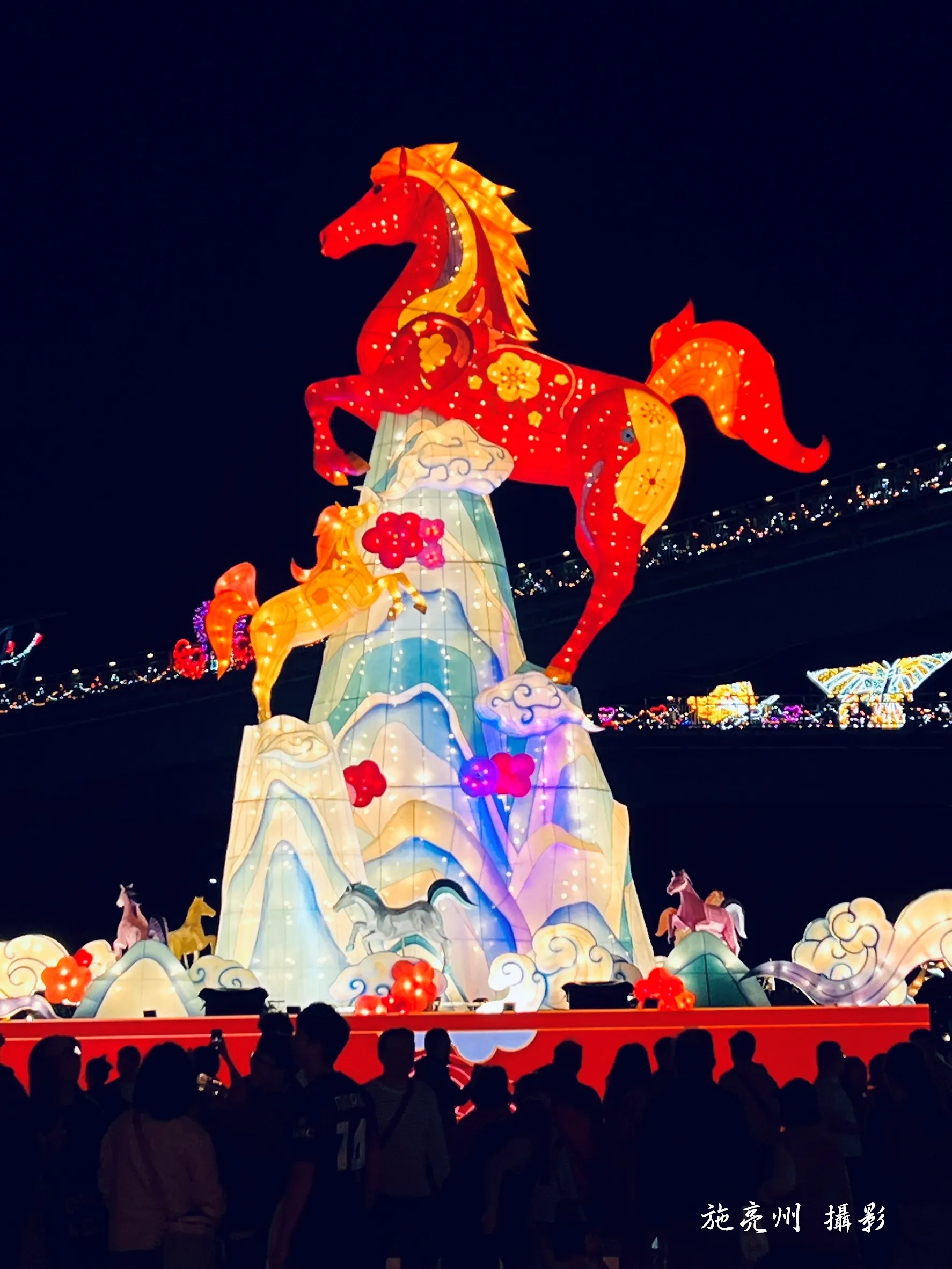 15 米高「紅寶馬」主燈展現國家級慶典應有的精神氣場。（施亮州攝）