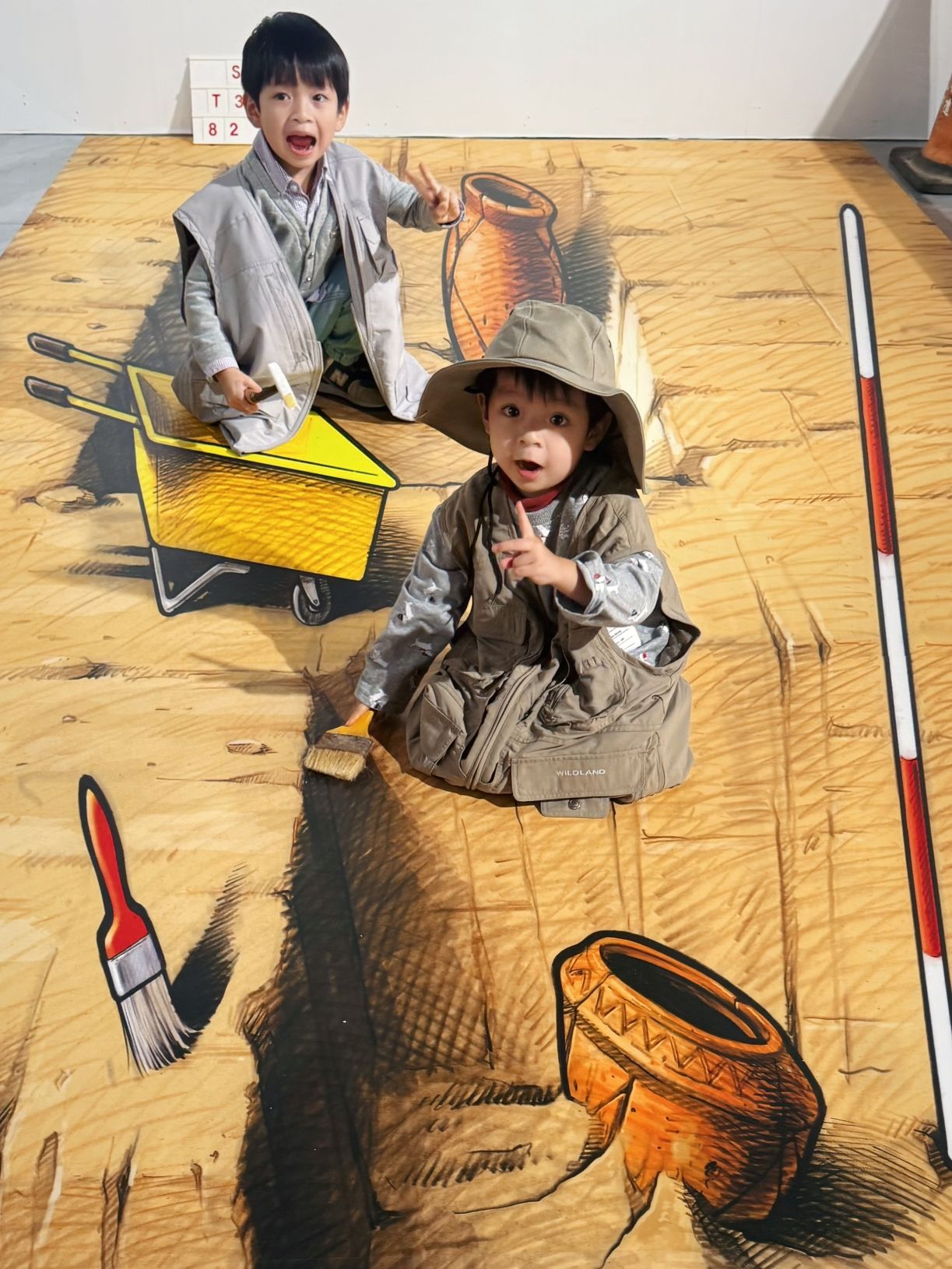 在超擬真「3D考古發掘探坑地貼」感受視覺震撼。（圖/新北市立十三行博物館）