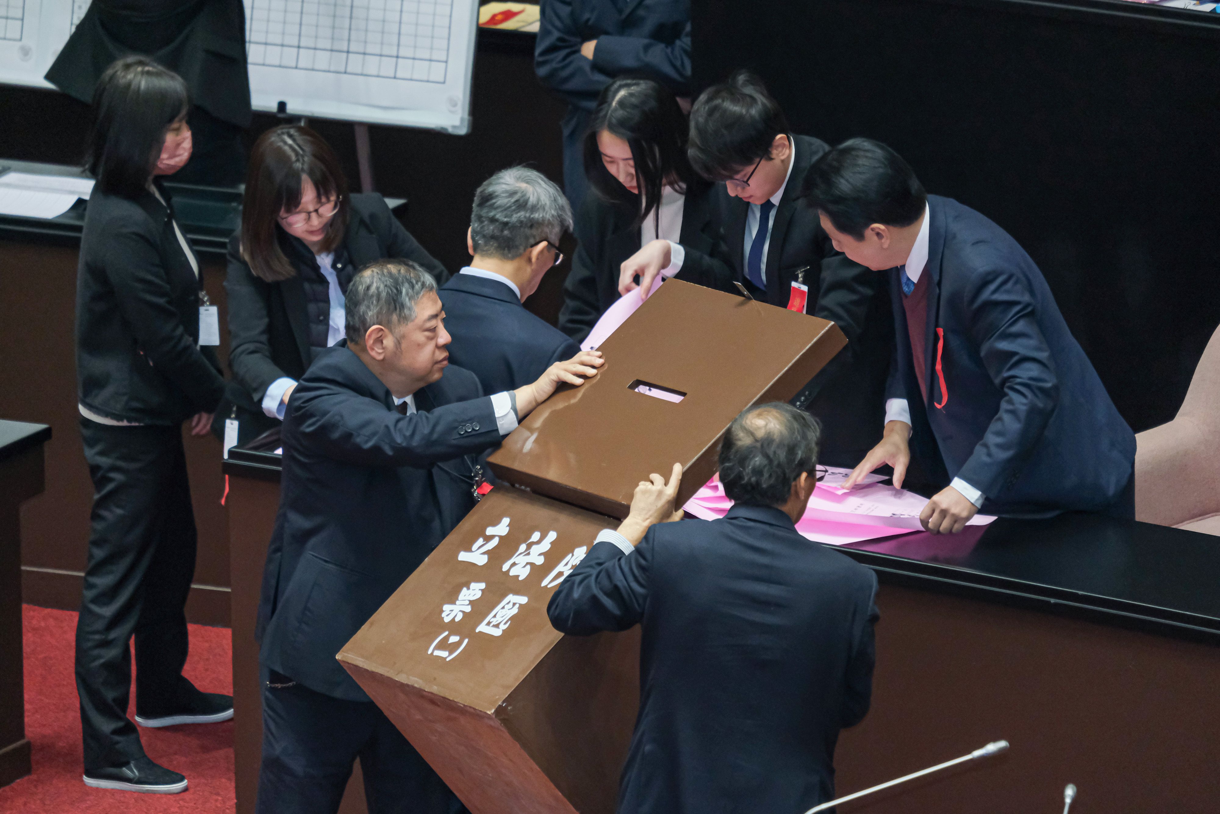 20260313-立法院會於13日進行中選會人事同意權案記名投票表決,圖為進行開票情形。(劉偉宏攝)