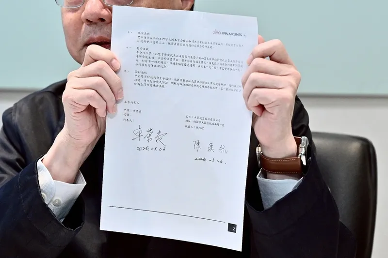 行政院長・卓栄泰氏が7日に日本でWBCを観戦したことについて野党から汚職の疑いを指摘され、13日にチャーター機の自費契約書を提示した。（行政院提供 2026年3月13日）