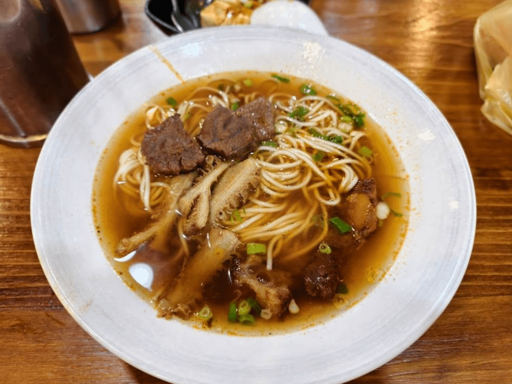 遼寧街夜市美食推薦：潘家老牌牛肉麵。（圖／取自google map_Ming yeh）