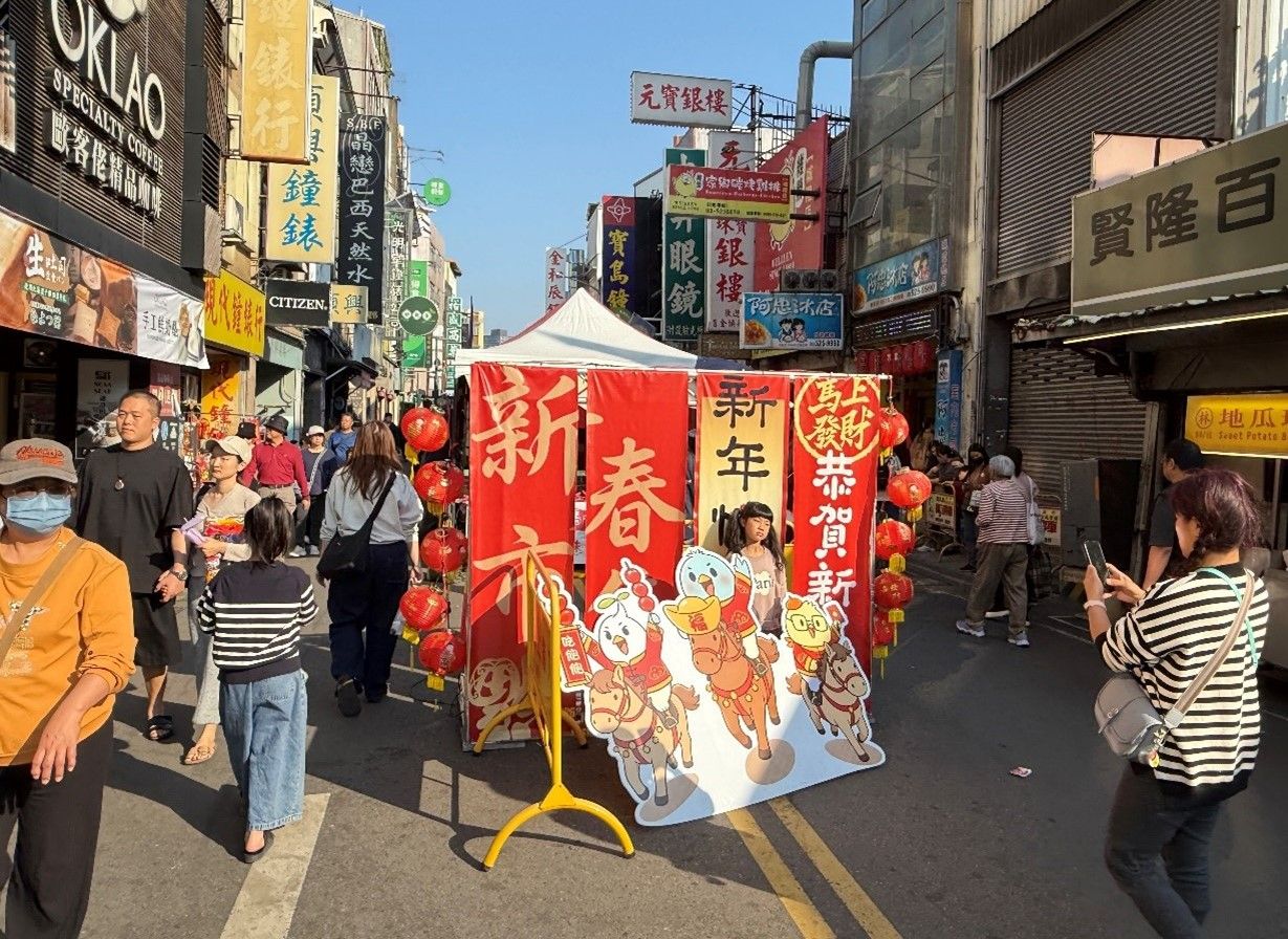 新竹新春市集設置有趣拍照打卡點，成功將「逛市集」包裝成一種時尚的過年生活方式。（圖／新竹市政府提供）