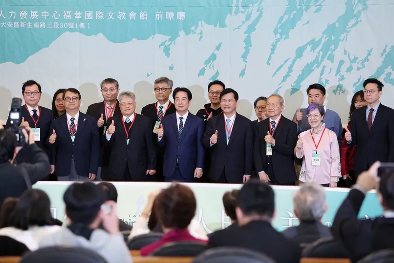 賴總統出席台灣總統直選30週年研討會（3） 總統賴清德（右5）14日上午出席「台灣總統直選30週年與民主韌性研討會」，與出席貴賓合影。中央社記者郭日曉攝 115年3月14日