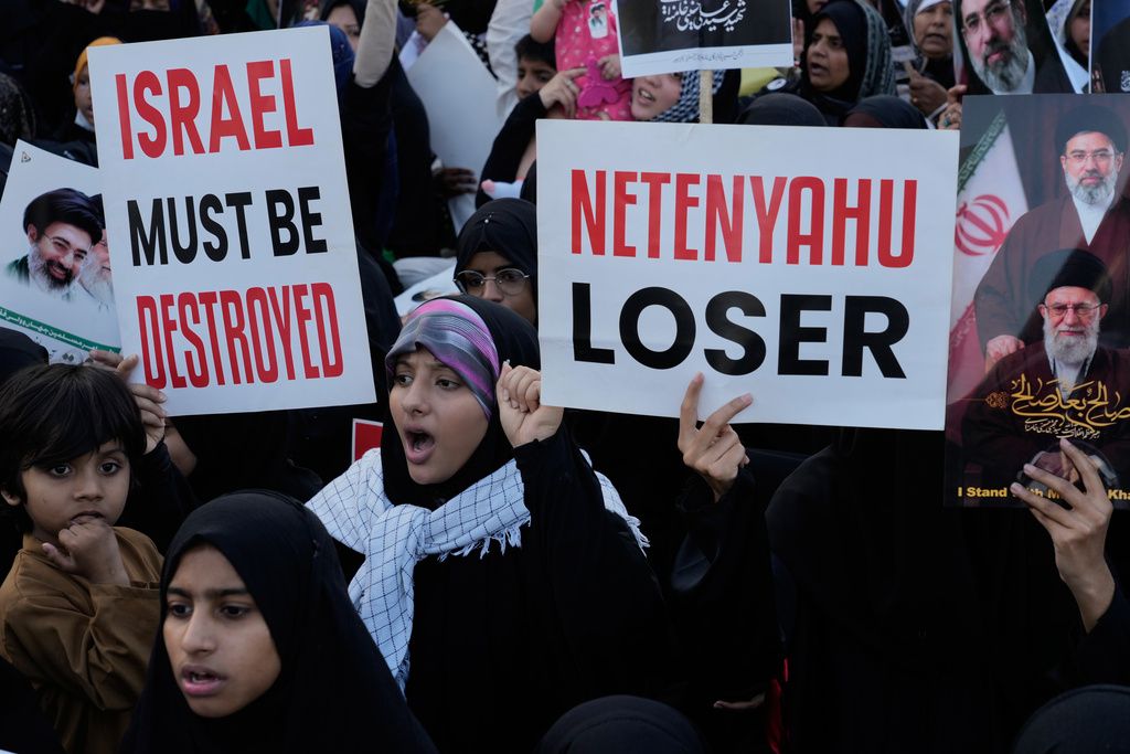 親伊朗的穆斯林示威群眾高舉看板，誓言要摧毀以色列。（美聯社）