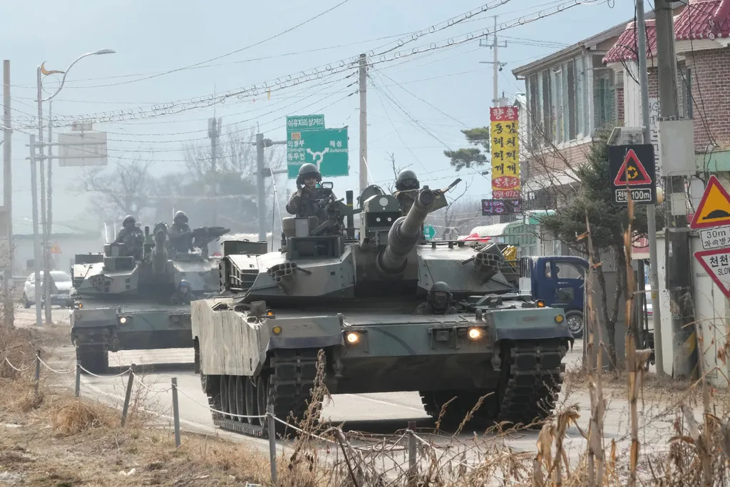 南韓軍隊與駐韓美軍準備進行聯合演習，出動多款重裝坦克和裝甲車。（美聯社）