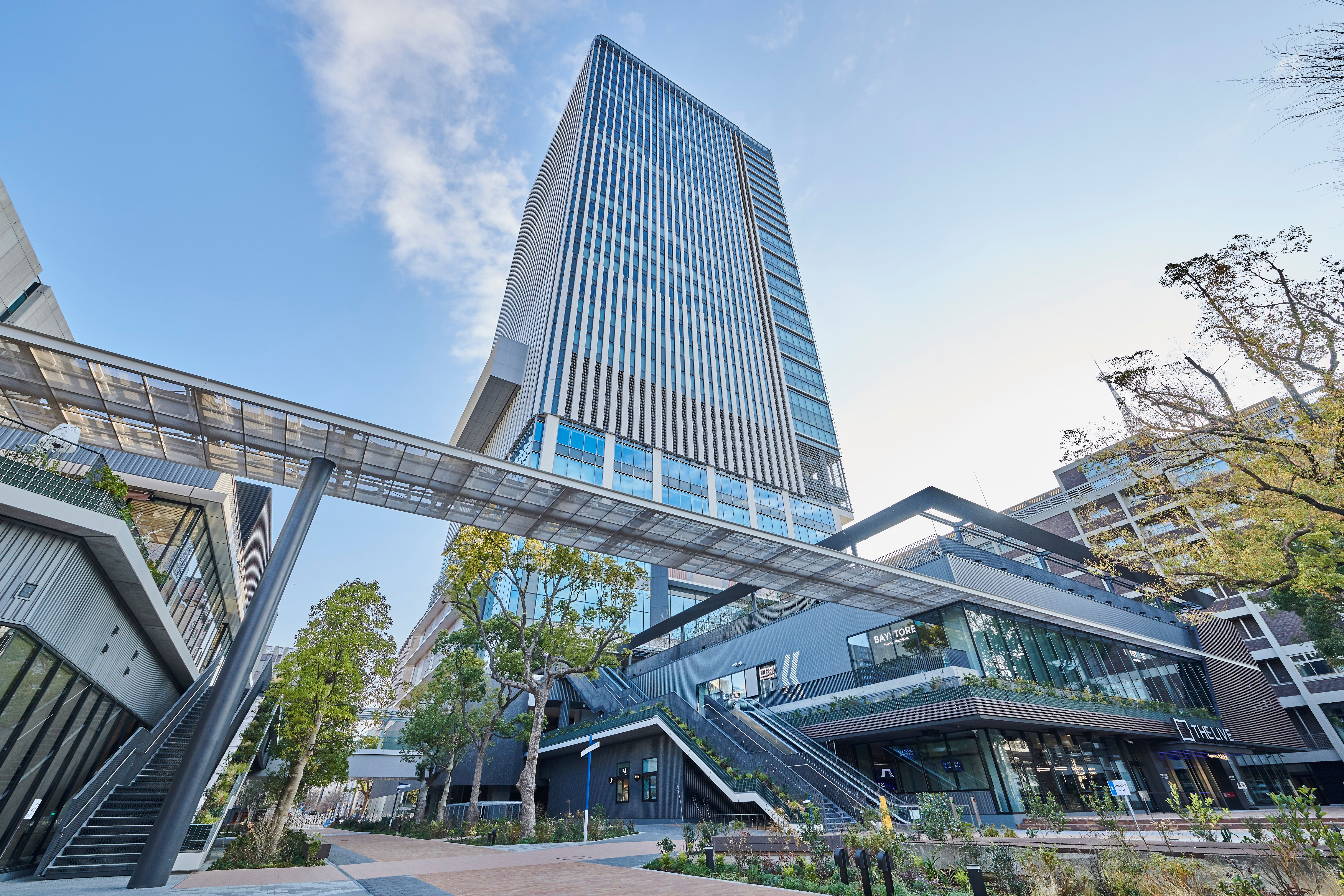 横浜・関内の旧市庁舎跡地に大規模複合街区「BASEGATE 横浜関内」が3月19日開業し、歴史的建造物の保存活用と最新のエンタメ施設によりエリアに新たな賑わいと交流をもたらす。BASEGATE横浜関内 PR事務局