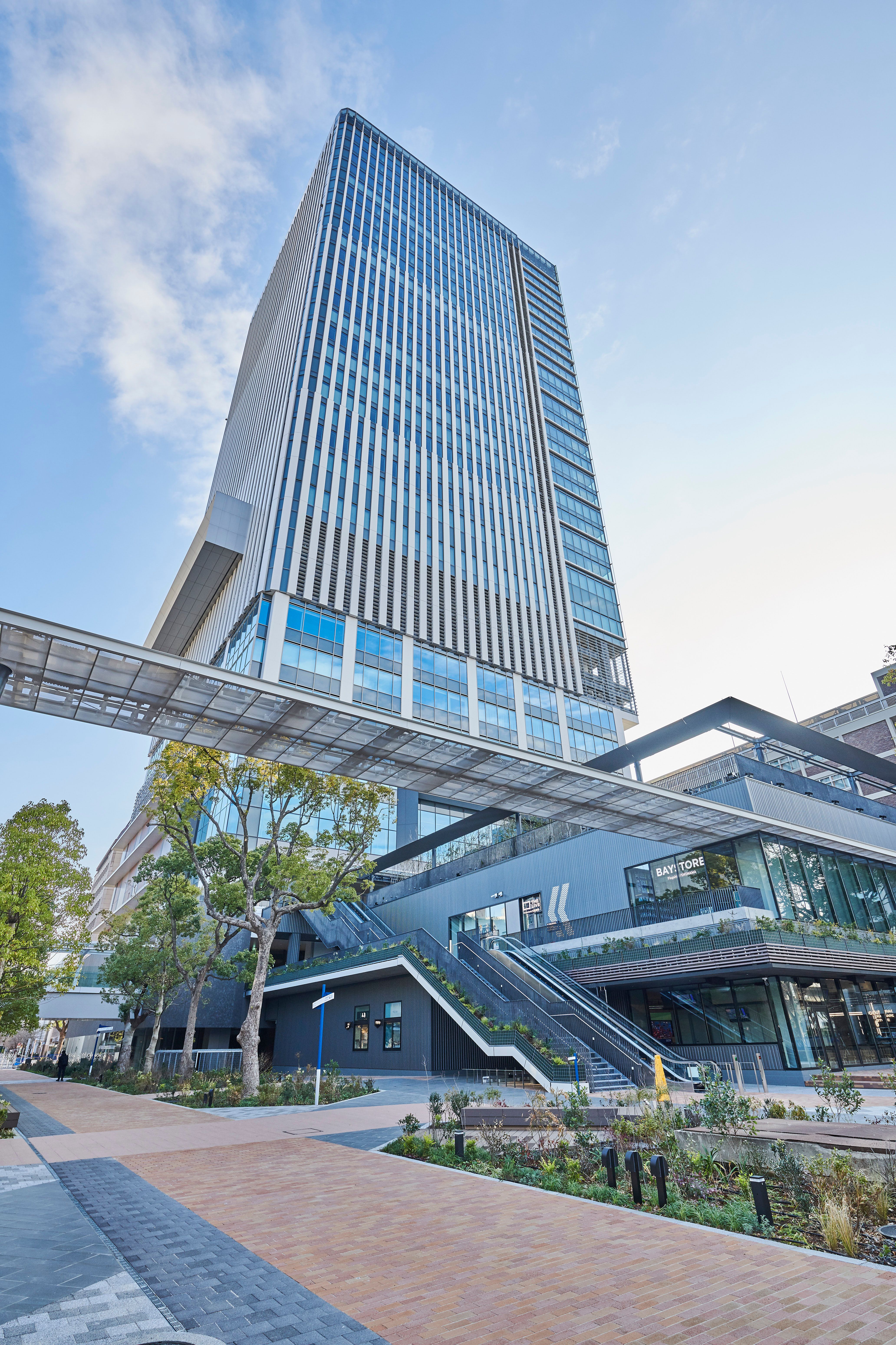 横浜・関内の旧市庁舎跡地に大規模複合街区「BASEGATE 横浜関内」が3月19日開業し、歴史的建造物の保存活用と最新のエンタメ施設によりエリアに新たな賑わいと交流をもたらす。BASEGATE横浜関内 PR事務局