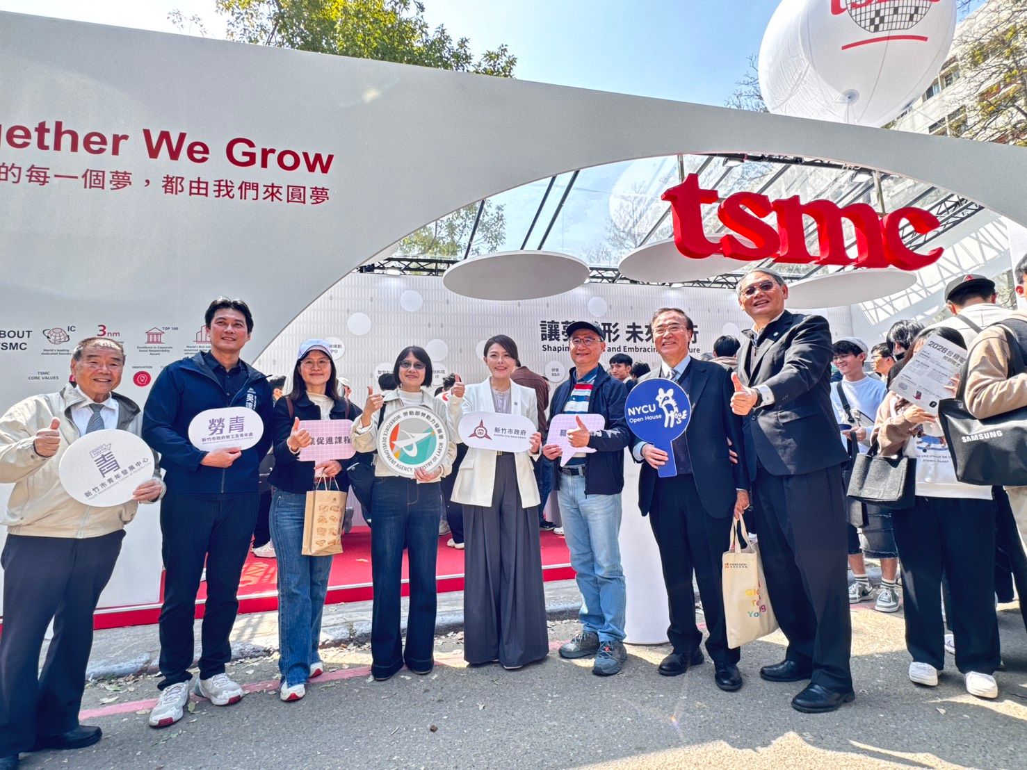 勞動部勞動力發展署黃齡玉署長（左4）前往台積電徵才攤位拜訪，並和台積電人才開發暨招募處經理楊宗銘(右3）桃竹苗分署長賴家仁(右1)與貴賓合影。（圖／勞動力發展署桃竹苗分署提供）