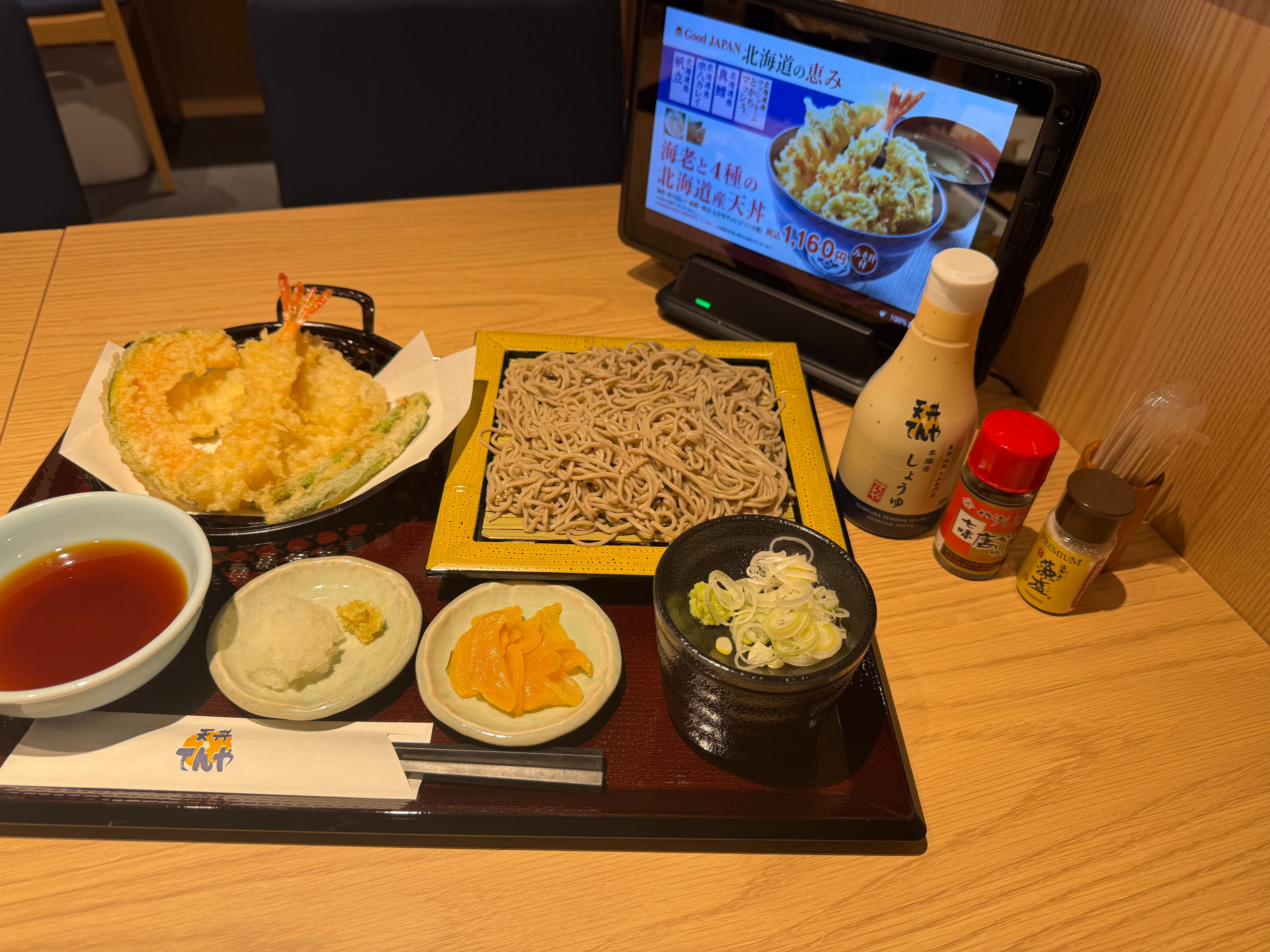 「てんや」銀座店が改装を経て「和風モダン」な空間へ一新し、高品質かつ手頃な天丼や蕎麦を通じて、訪日観光客や地元客に日本の味を発信し続ける。黃信維