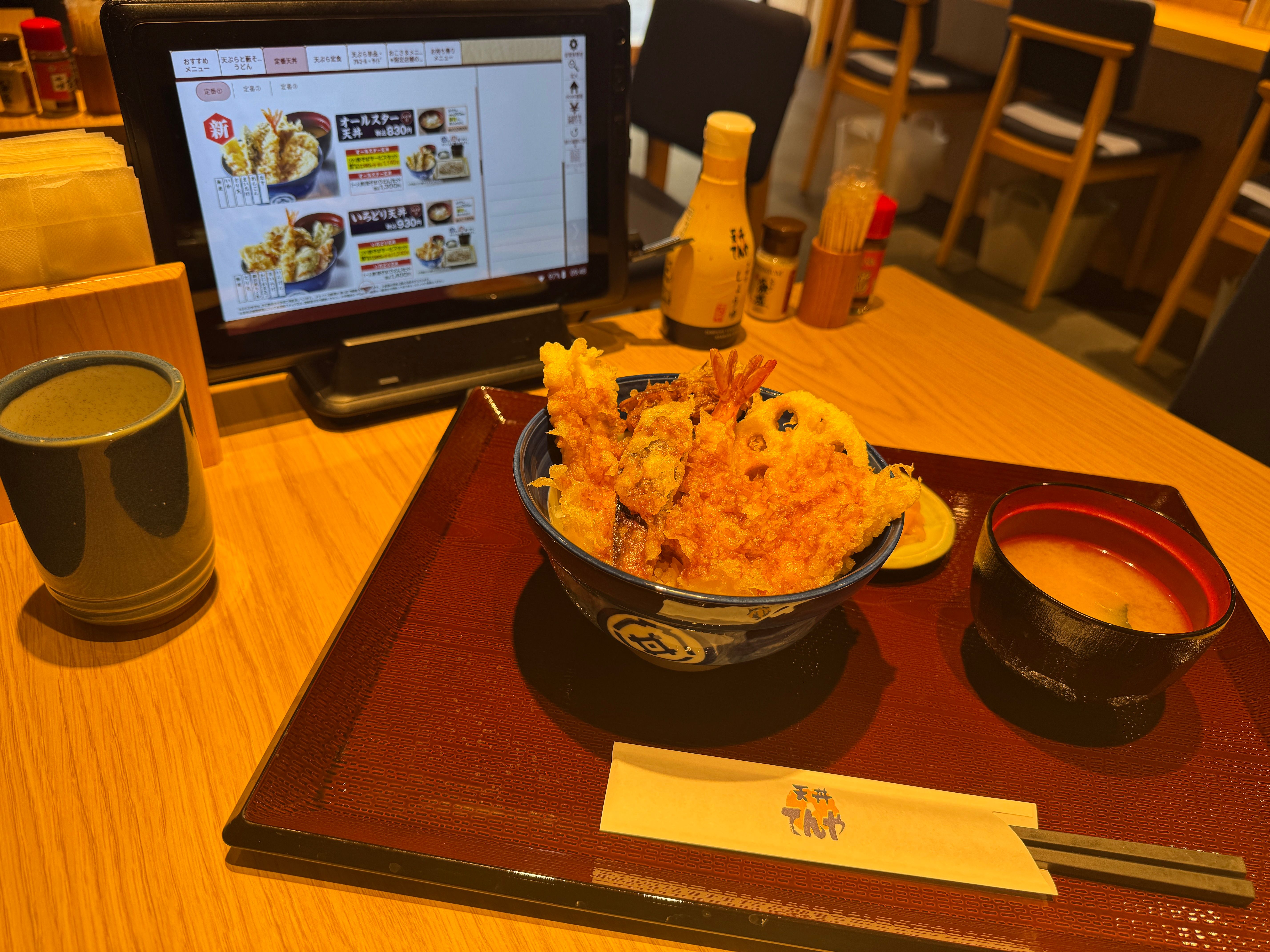 「てんや」銀座店が改装を経て「和風モダン」な空間へ一新し、高品質かつ手頃な天丼や蕎麦を通じて、訪日観光客や地元客に日本の味を発信し続ける。黃信維