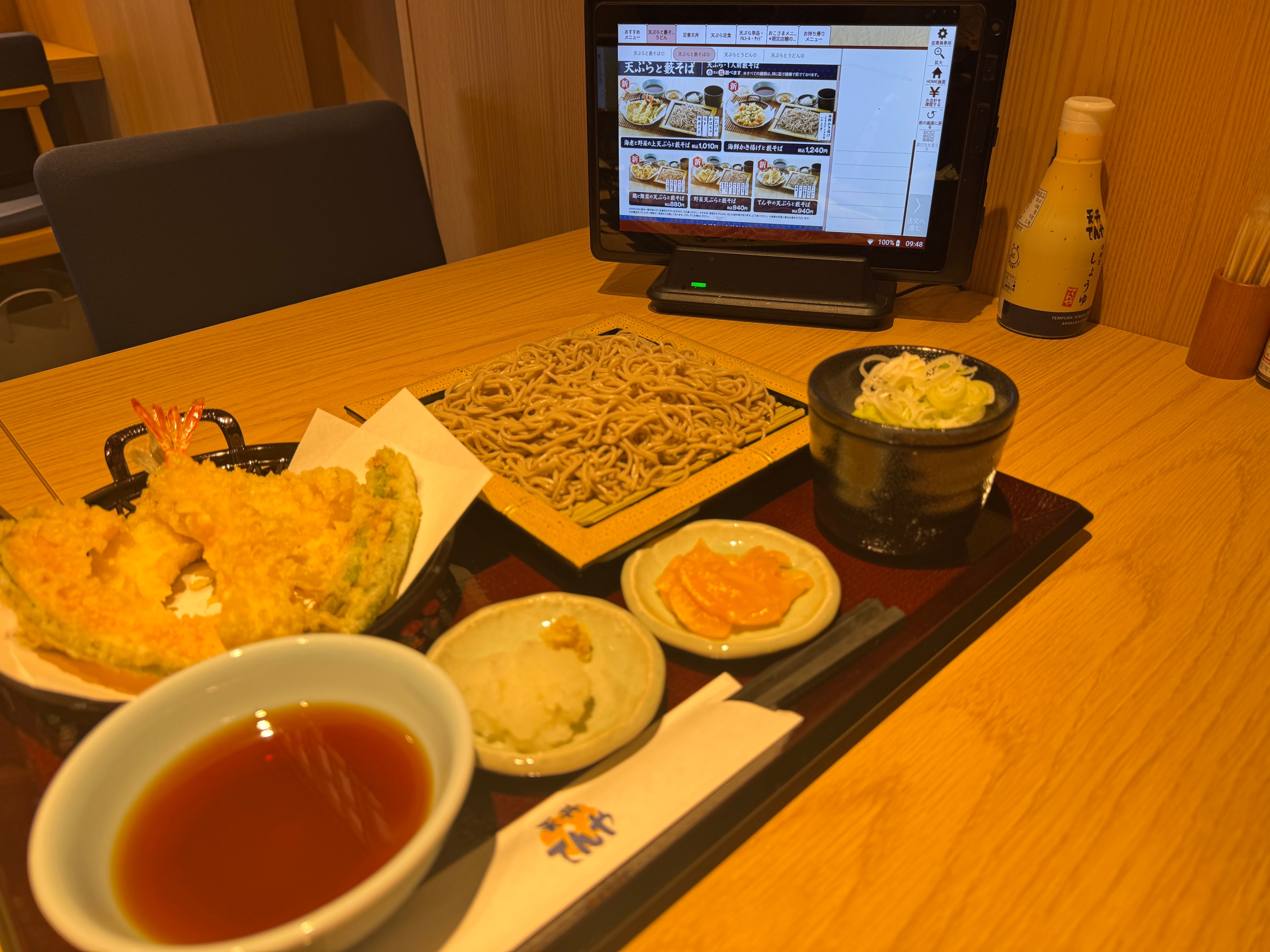 「てんや」銀座店が改装を経て「和風モダン」な空間へ一新し、高品質かつ手頃な天丼や蕎麦を通じて、訪日観光客や地元客に日本の味を発信し続ける。黃信維