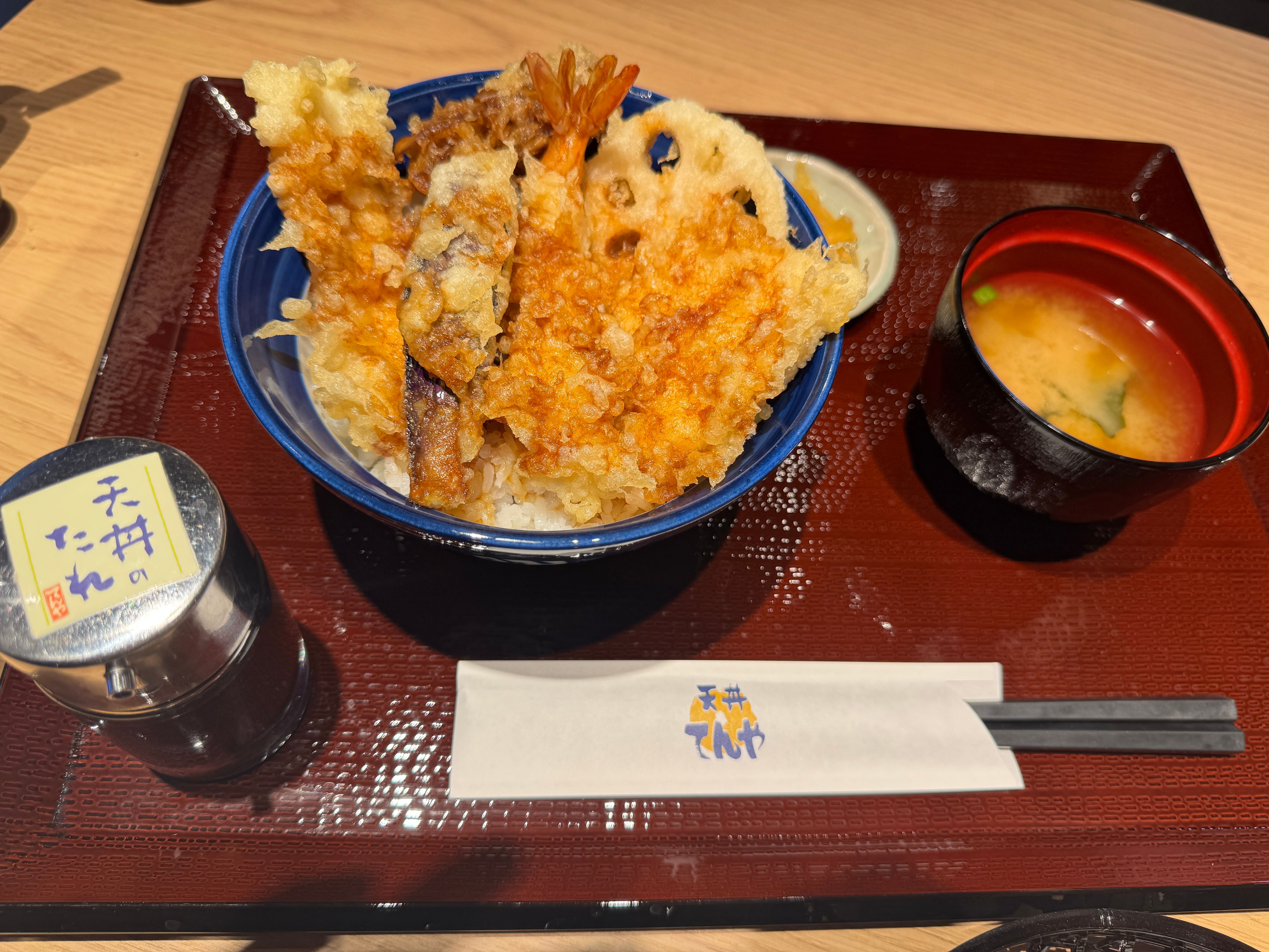 「てんや」銀座店が改装を経て「和風モダン」な空間へ一新し、高品質かつ手頃な天丼や蕎麦を通じて、訪日観光客や地元客に日本の味を発信し続ける。黃信維