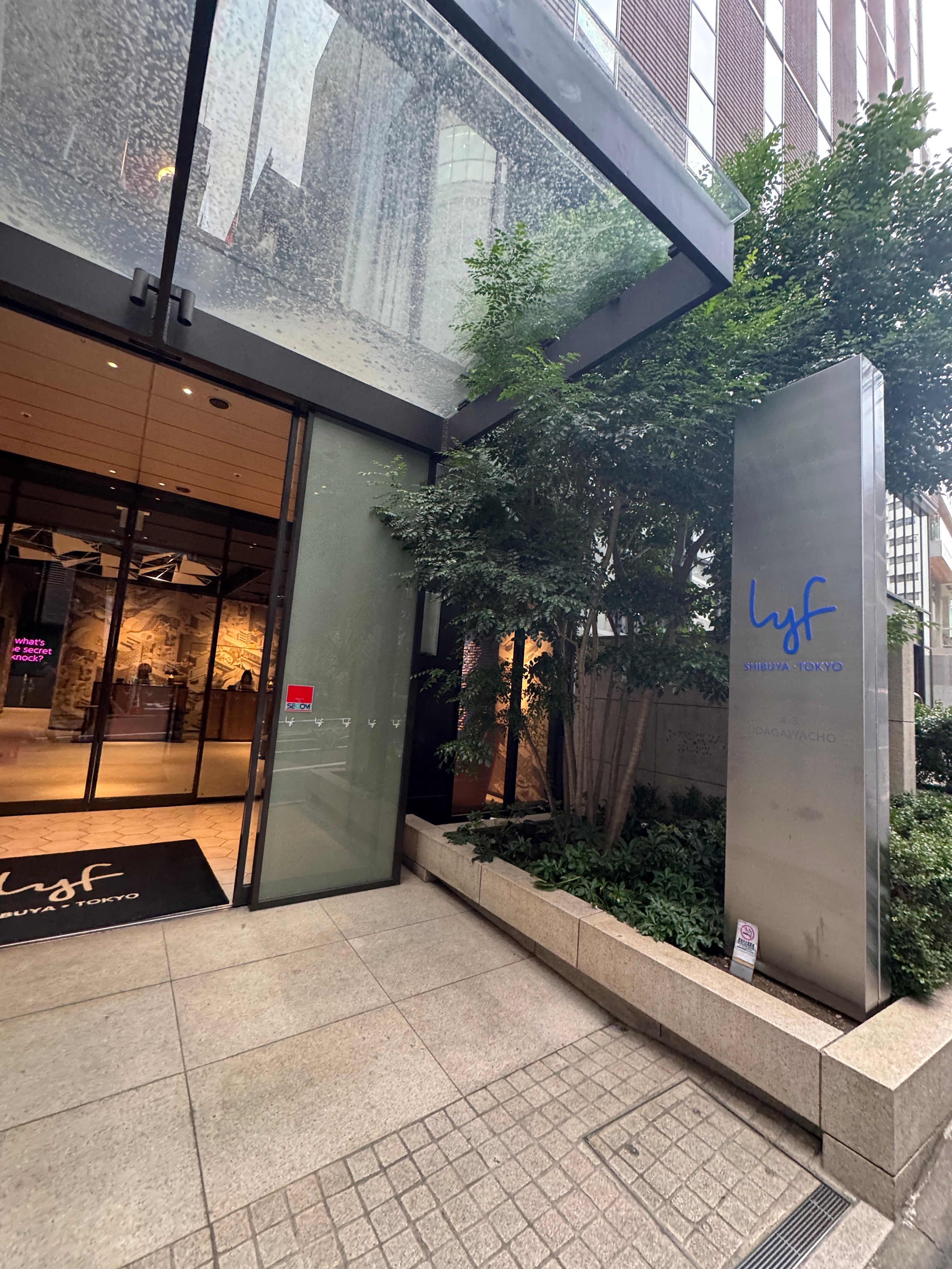 2024年末に開業した「lyf渋谷東京」は、充実した共有スペースと地域密着型の取り組みを通じ、渋谷の中心で世界の旅人に新たな交流と滞在の価値を提供し続けている。黃信維