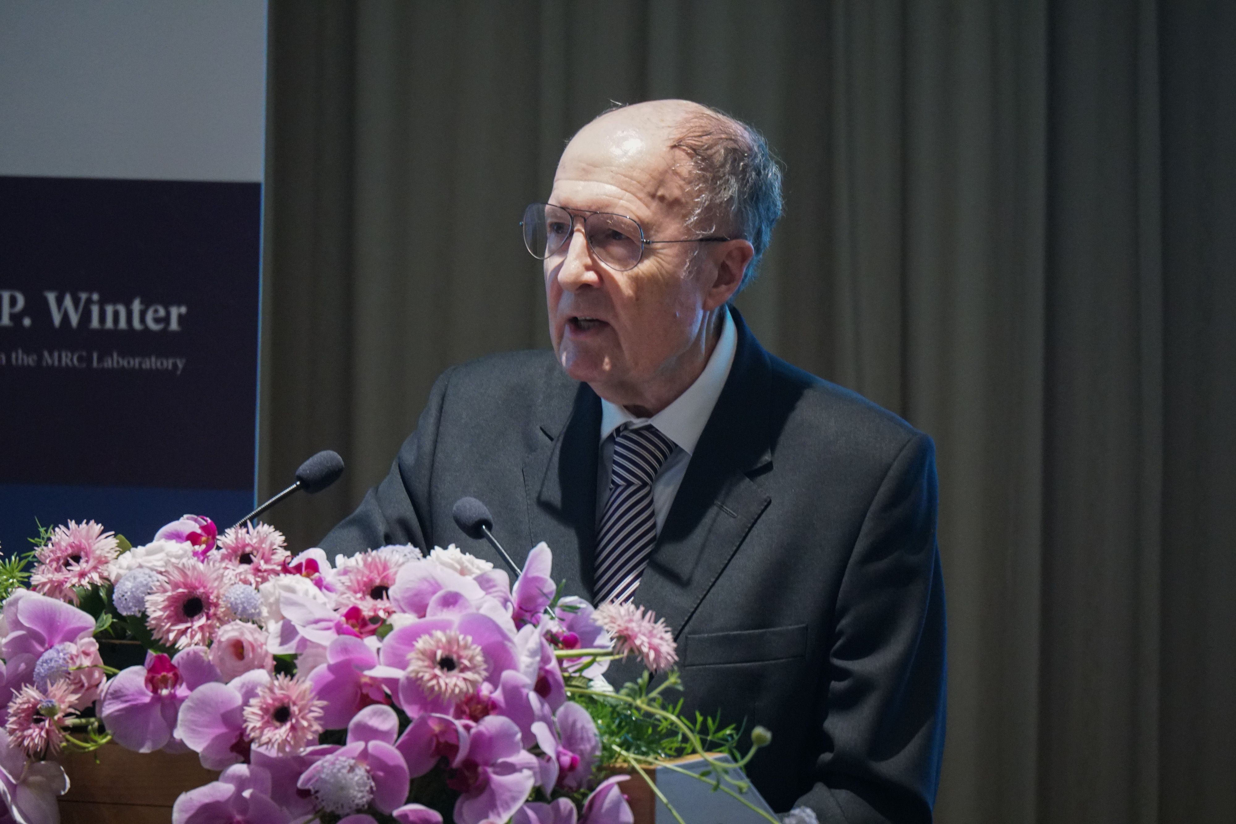 20260302-諾貝爾化學獎得主Sir Gregory Winter 演講。（蔡親傑攝）