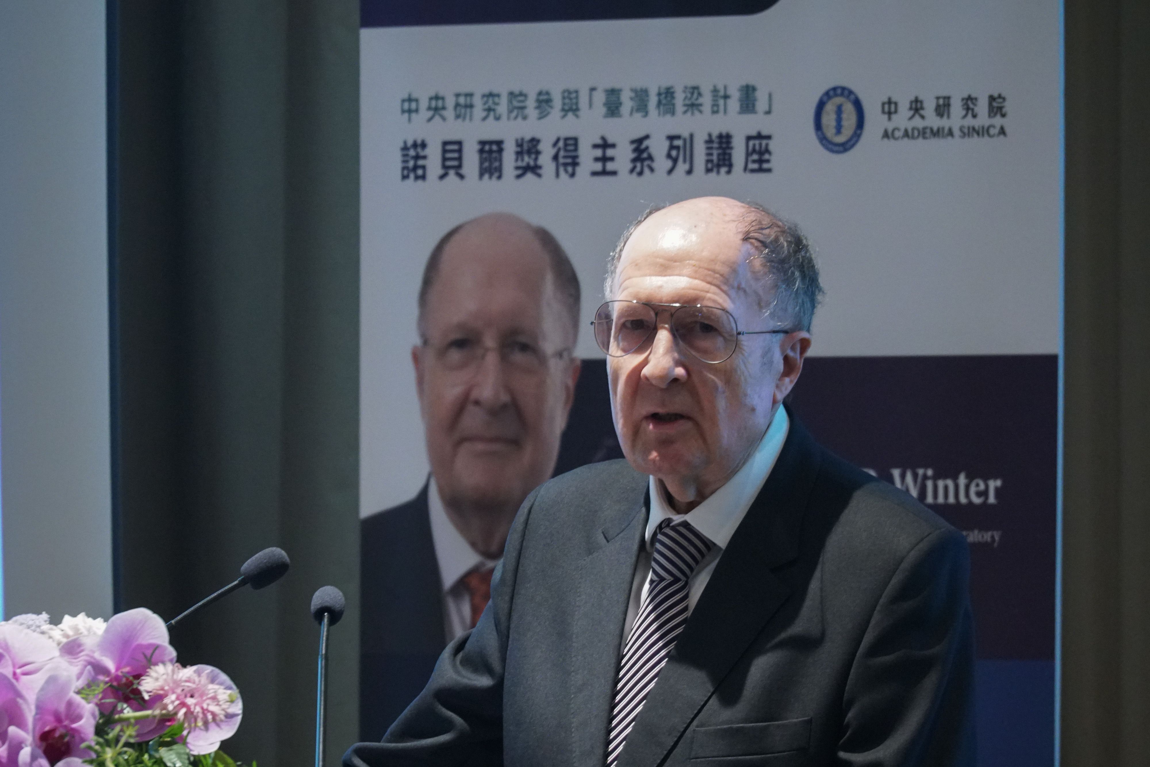 20260302-諾貝爾化學獎得主Sir Gregory Winter 演講。（蔡親傑攝）