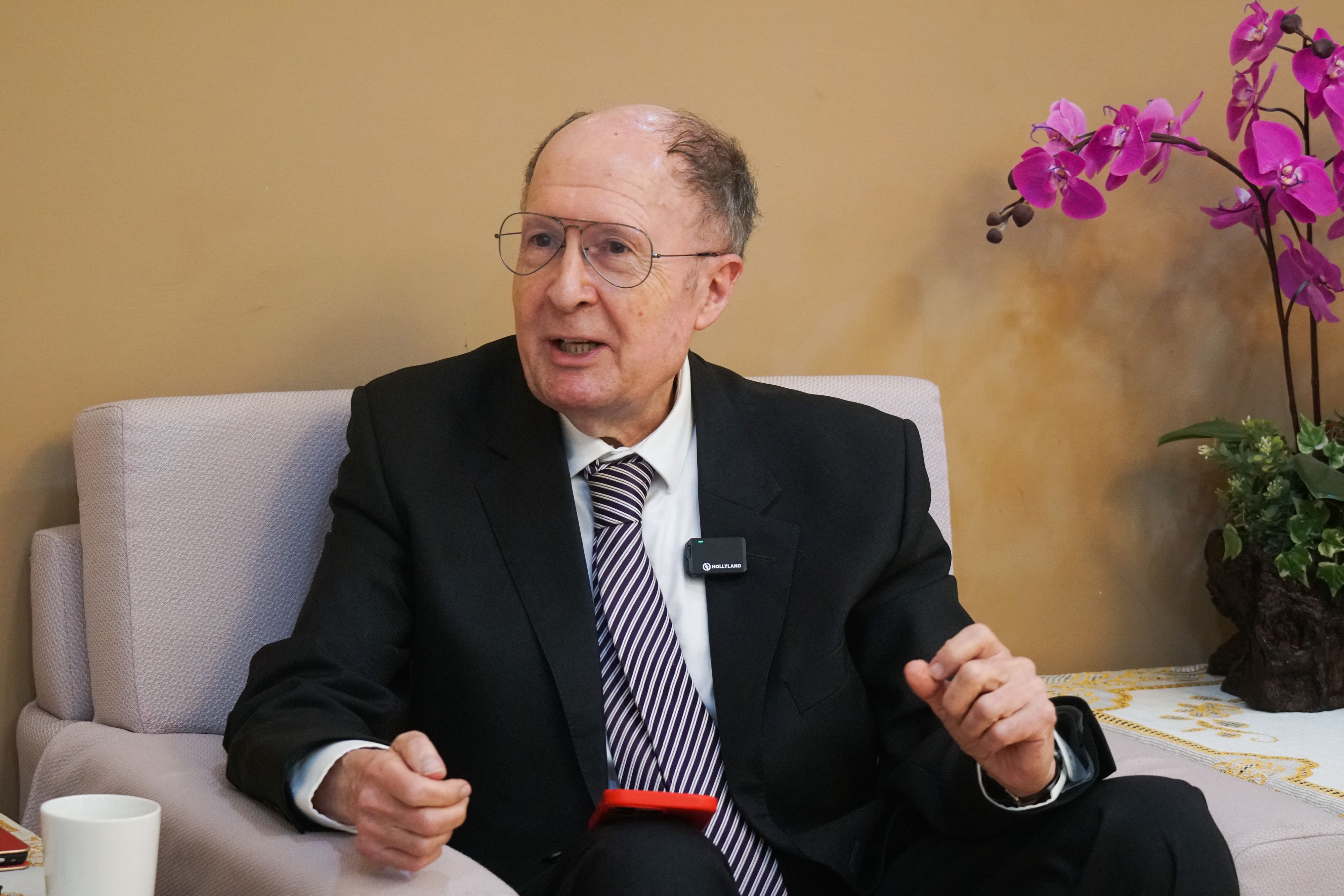 20260302-諾貝爾化學獎得主Sir Gregory Winter 專訪。(蔡親傑攝)